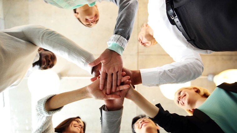 Symbolbild für Teamarbeit und Zusammenarbeit bei ct.qmat.